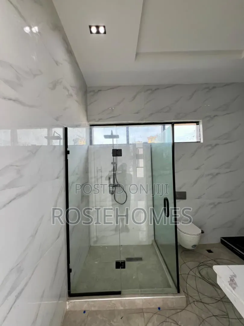 3bdrm Apartment in Lekki Phase 1 for rent