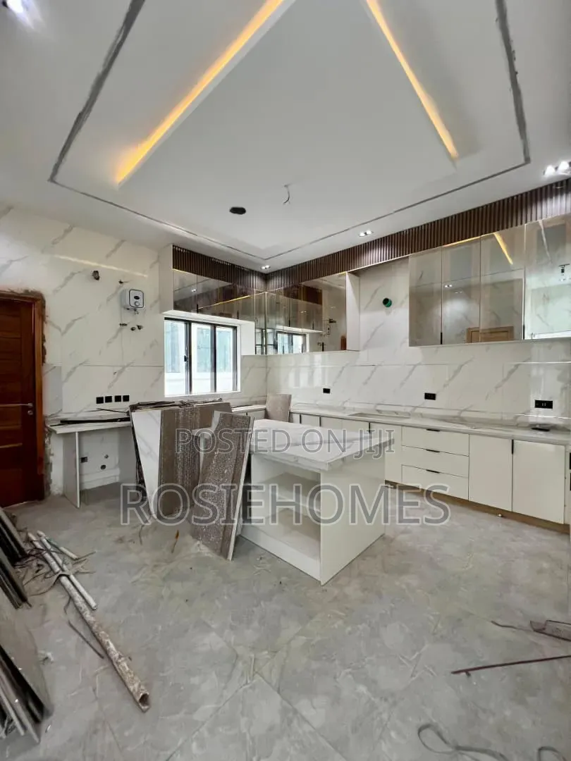 3bdrm Apartment in Lekki Phase 1 for rent