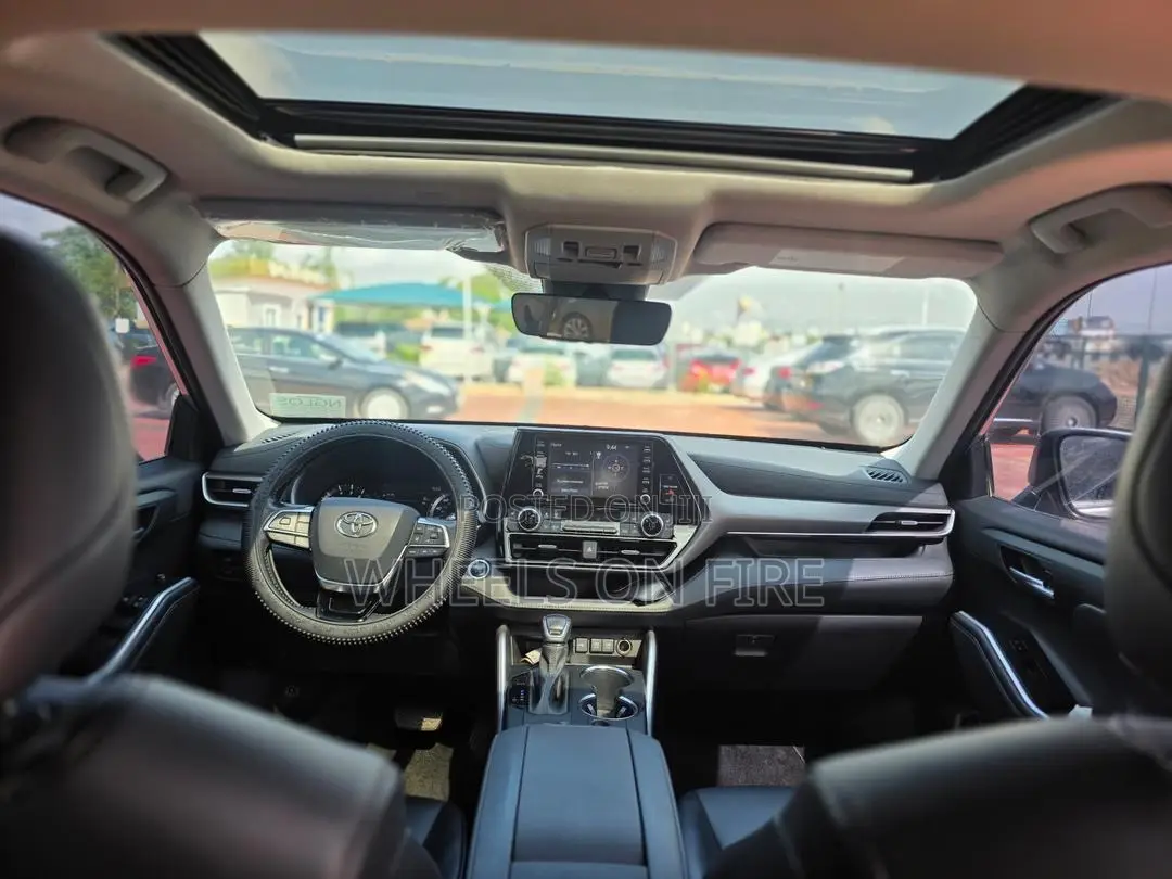 Toyota Highlander XLE 2022 Silver