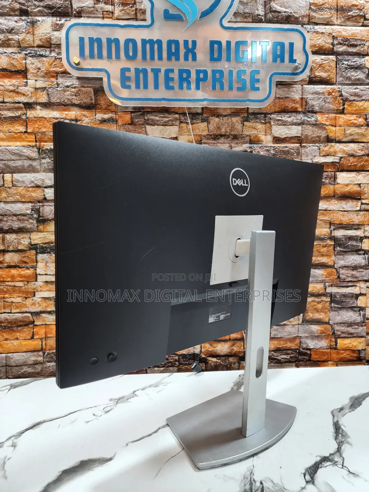 Dell 27 Usb-C Hub Monitor
27-Inch QHD (2560 X 1440)
Ips Led Monitor