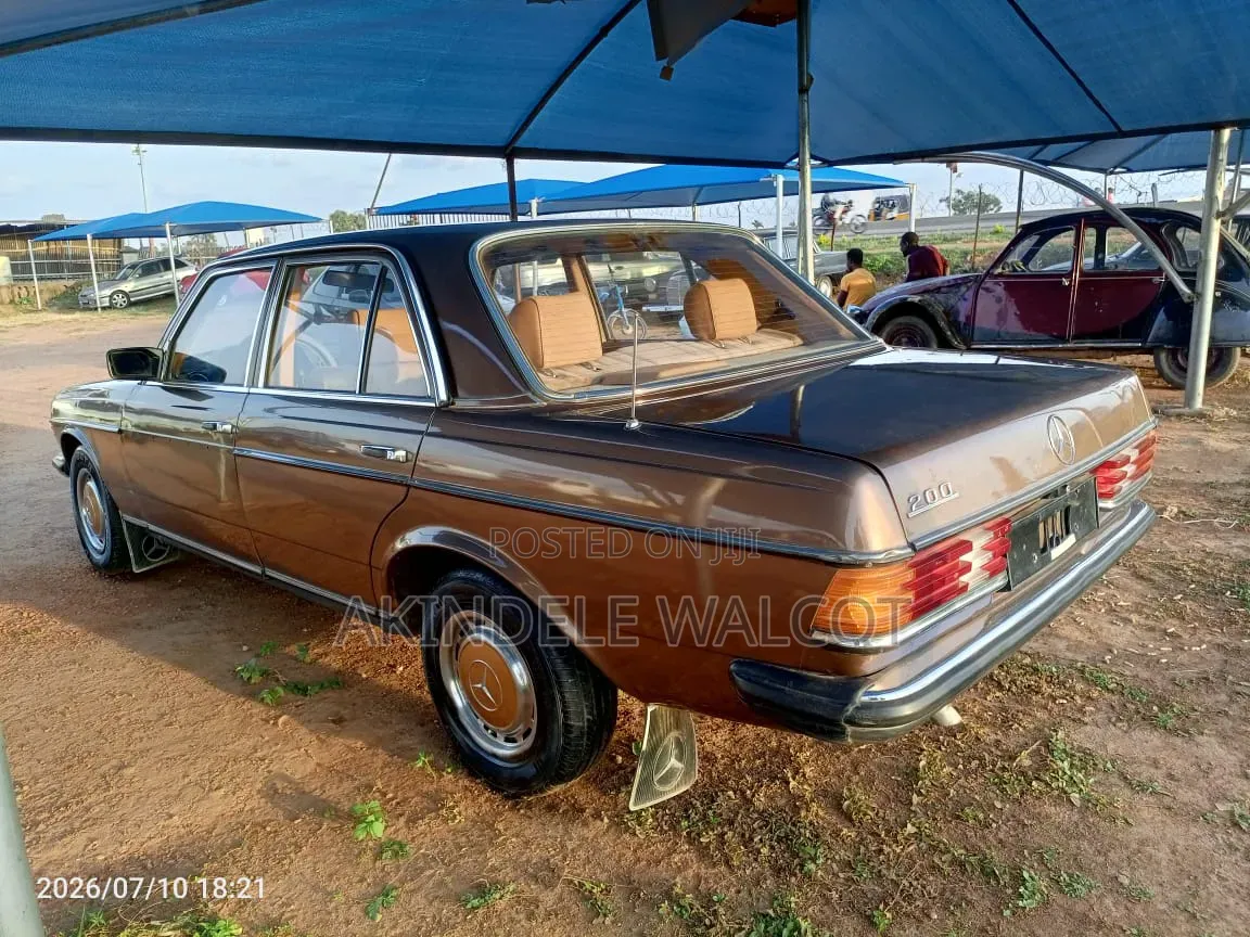 Mercedes-Benz 200E 1993 Gold