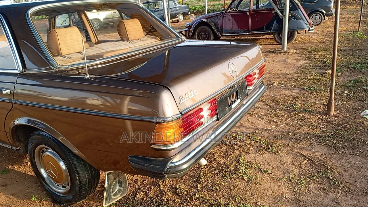 Mercedes-Benz 200E 1993 Gold