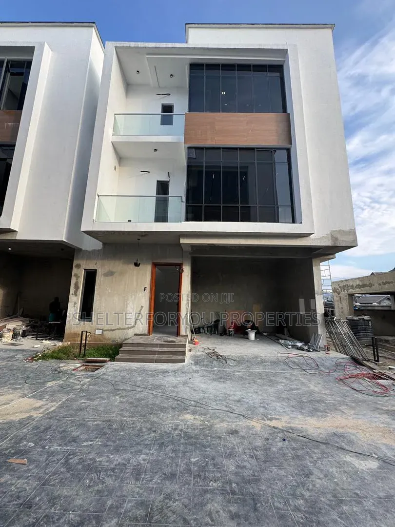 4bdrm House in Lekki Phase 1 for sale