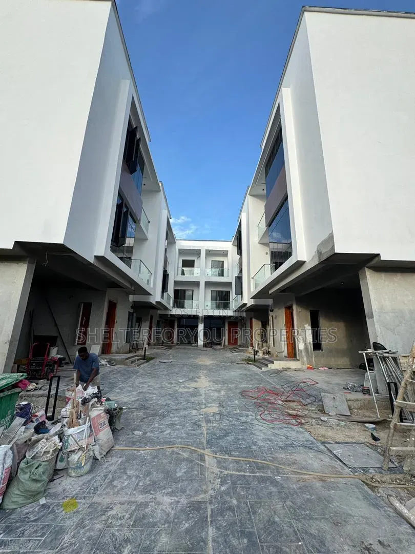 4bdrm House in Lekki Phase 1 for sale