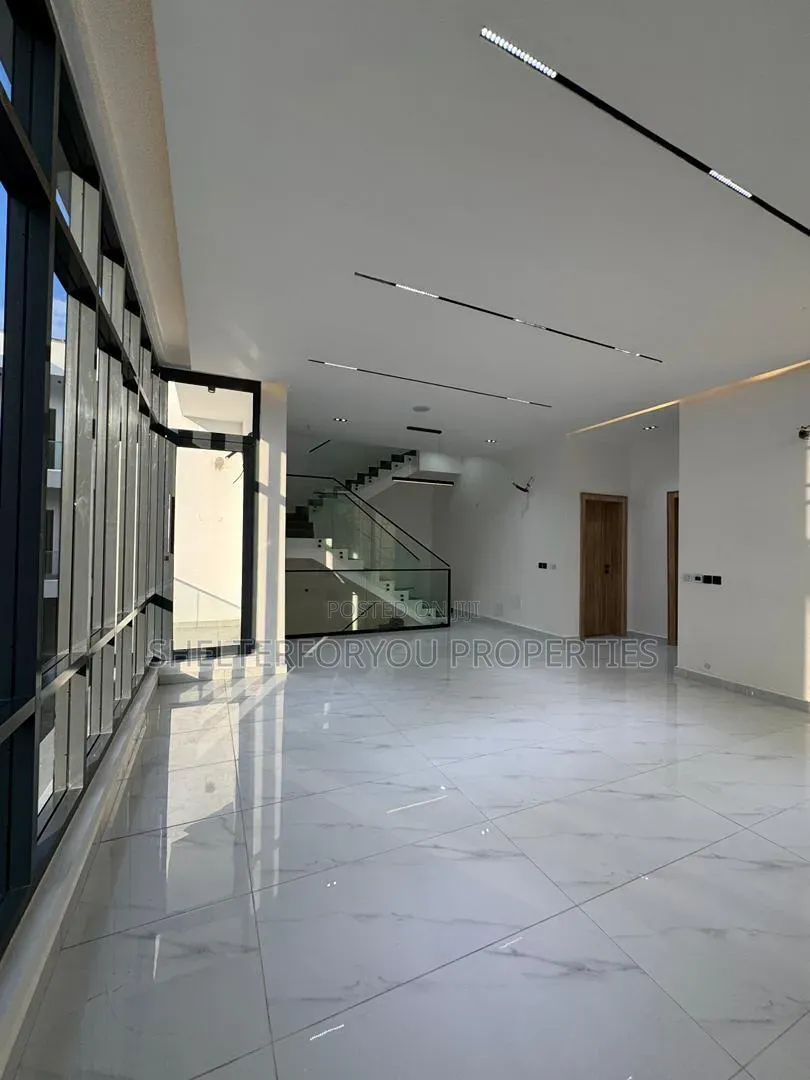 4bdrm House in Lekki Phase 1 for sale