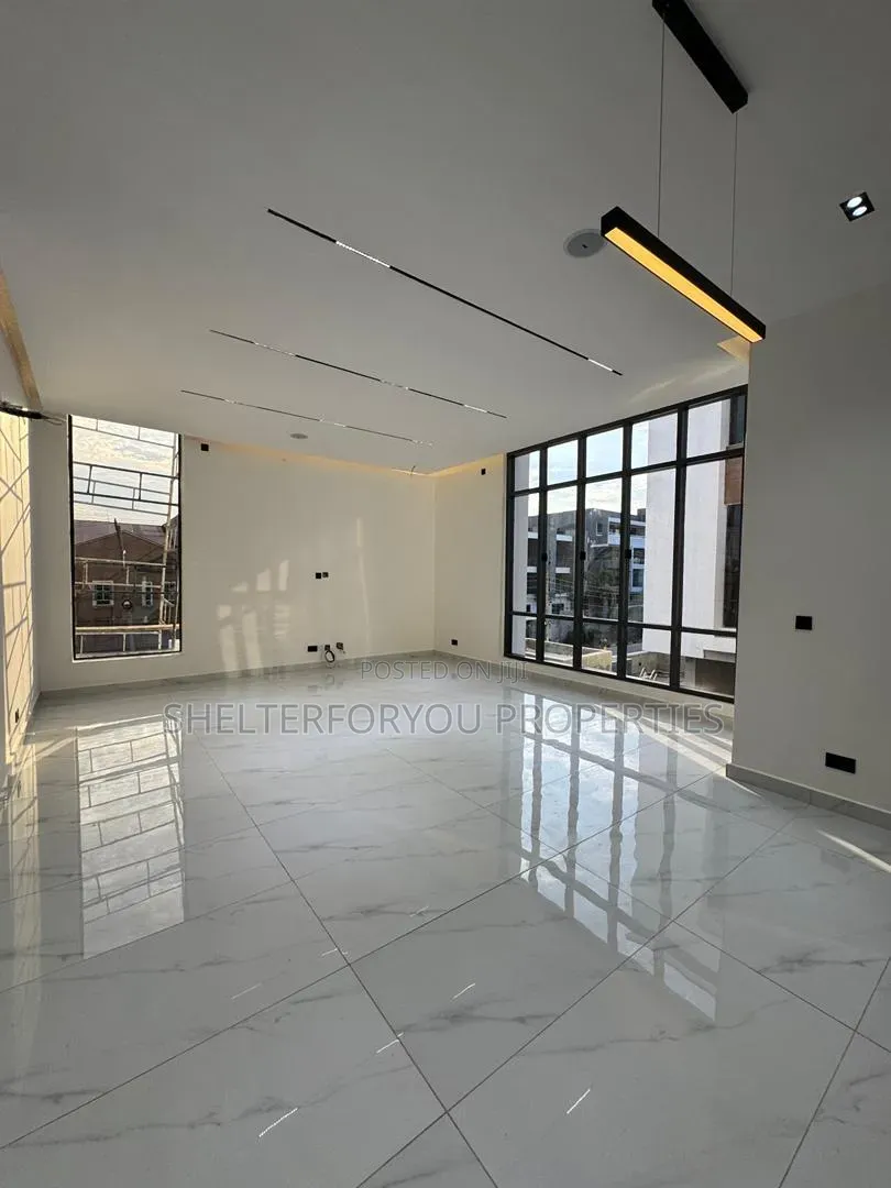 4bdrm House in Lekki Phase 1 for sale