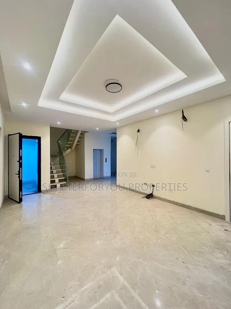 5bdrm House in Banana Island for sale