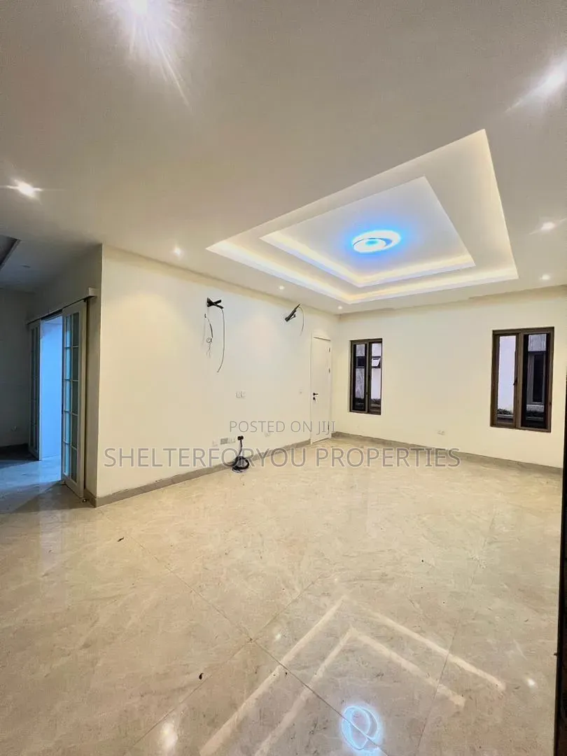 5bdrm House in Banana Island for sale