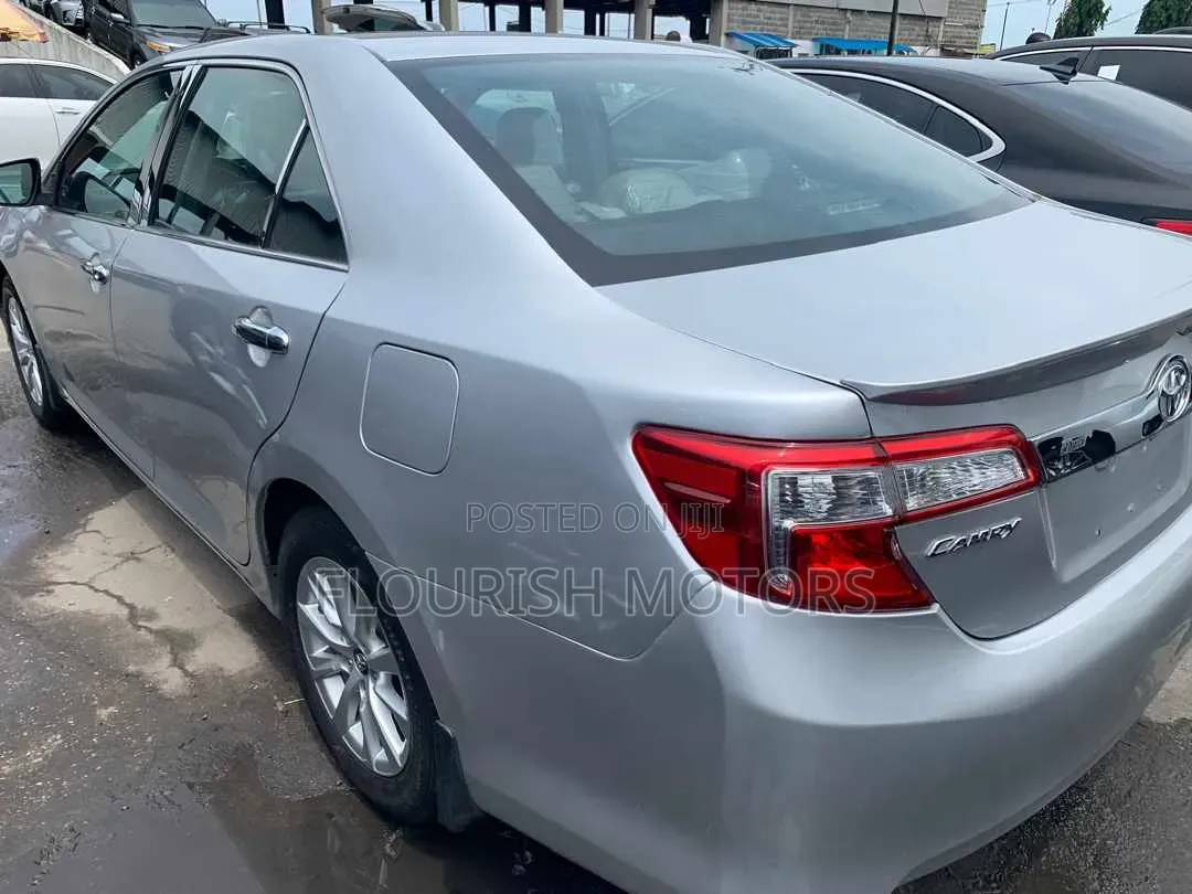 Toyota Camry LE 4dr Sedan (2.5L 4cyl 6A) 2013 Silver