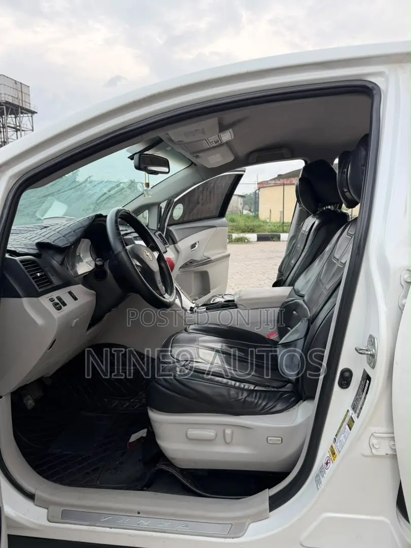 Toyota Venza XLE 2010 White