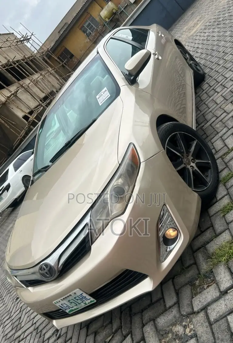 Toyota Camry LE 4dr Sedan (2.5L 4cyl 6A) 2013 Gold