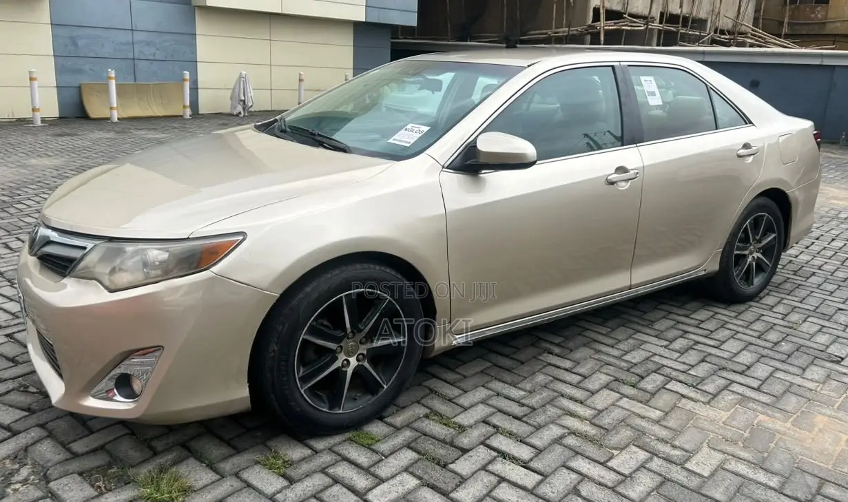 Toyota Camry LE 4dr Sedan (2.5L 4cyl 6A) 2013 Gold