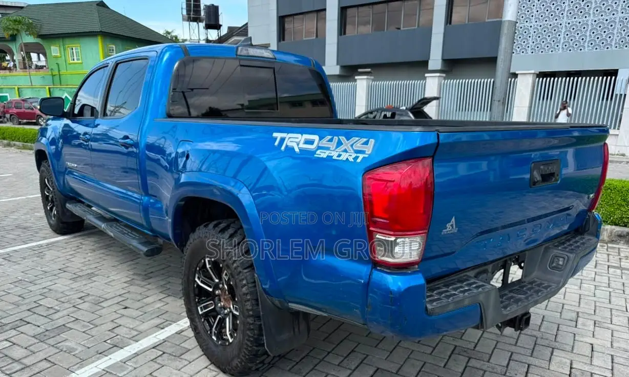Toyota Tacoma 2018 Blue