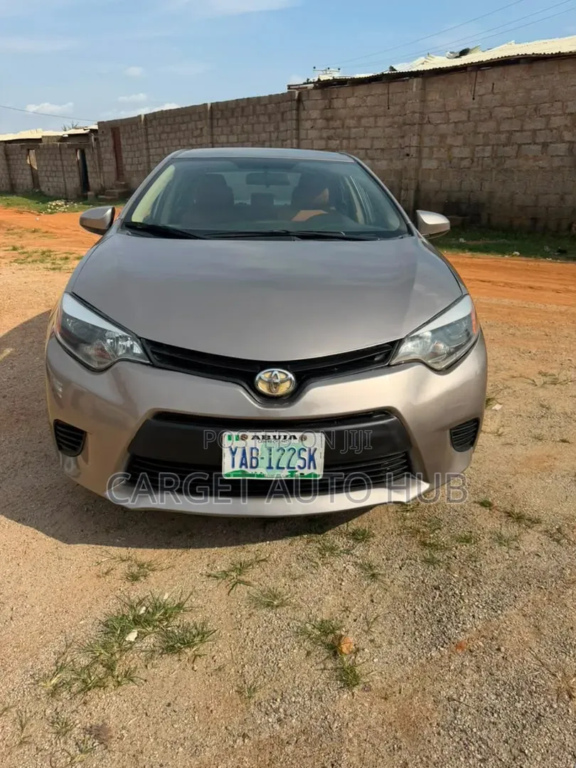 Toyota Corolla LE 4dr Sedan (1.8L 4cyl CVT) 2015 Gold