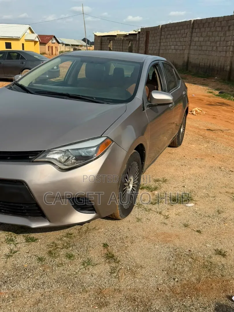 Toyota Corolla LE 4dr Sedan (1.8L 4cyl CVT) 2015 Gold