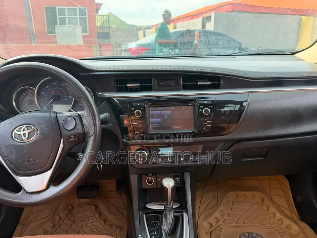 Toyota Corolla LE 4dr Sedan (1.8L 4cyl CVT) 2015 Gold