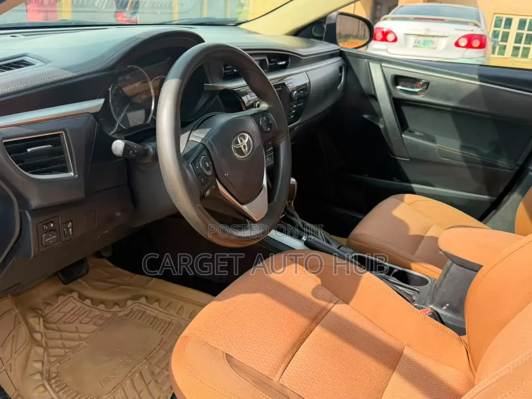 Toyota Corolla LE 4dr Sedan (1.8L 4cyl CVT) 2015 Gold