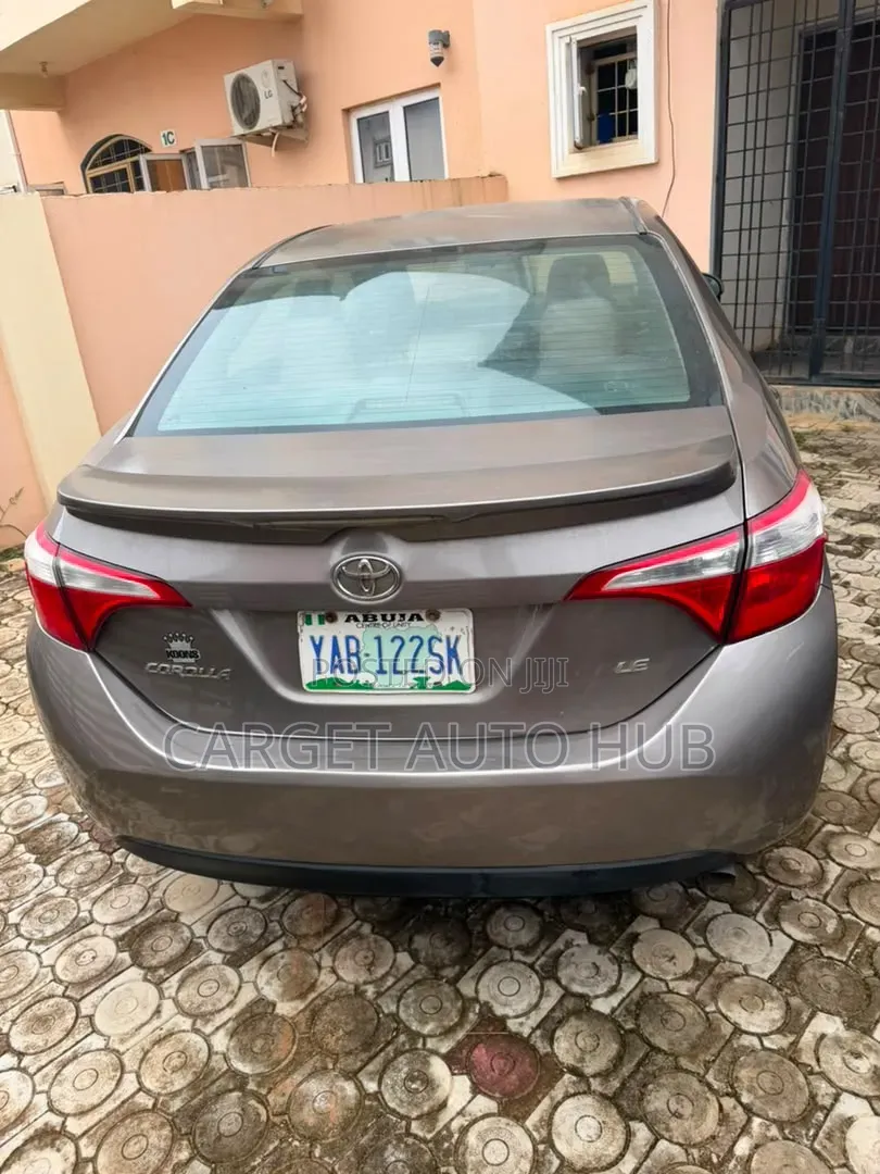 Toyota Corolla LE 4dr Sedan (1.8L 4cyl CVT) 2015 Gold