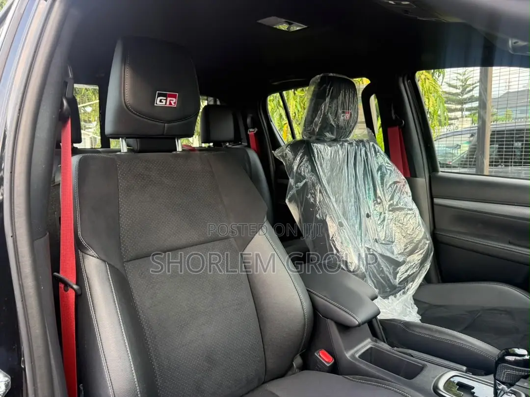 Toyota Hilux 2025 Black