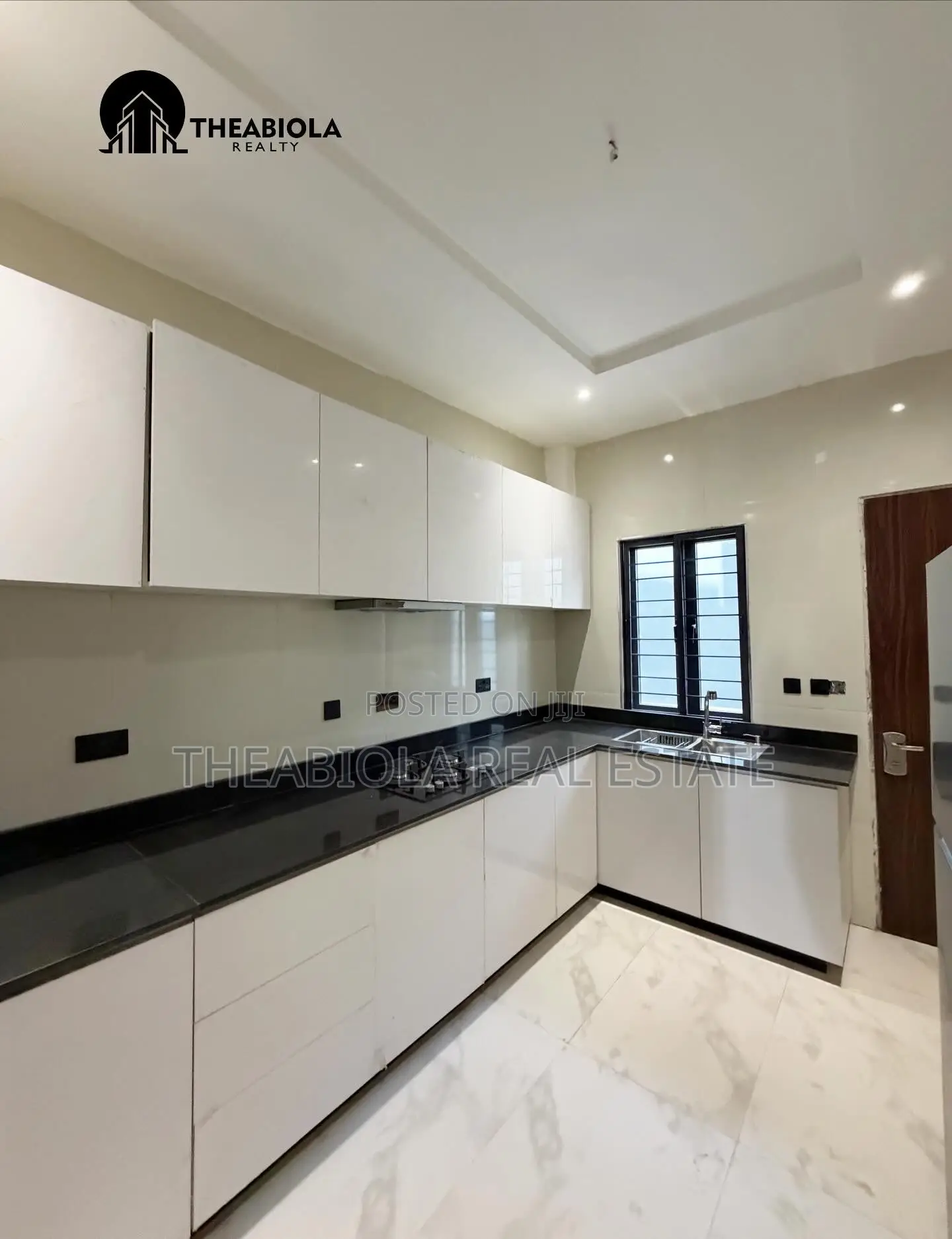5bdrm Townhouse/Terrace in Guzape, Abuja for sale