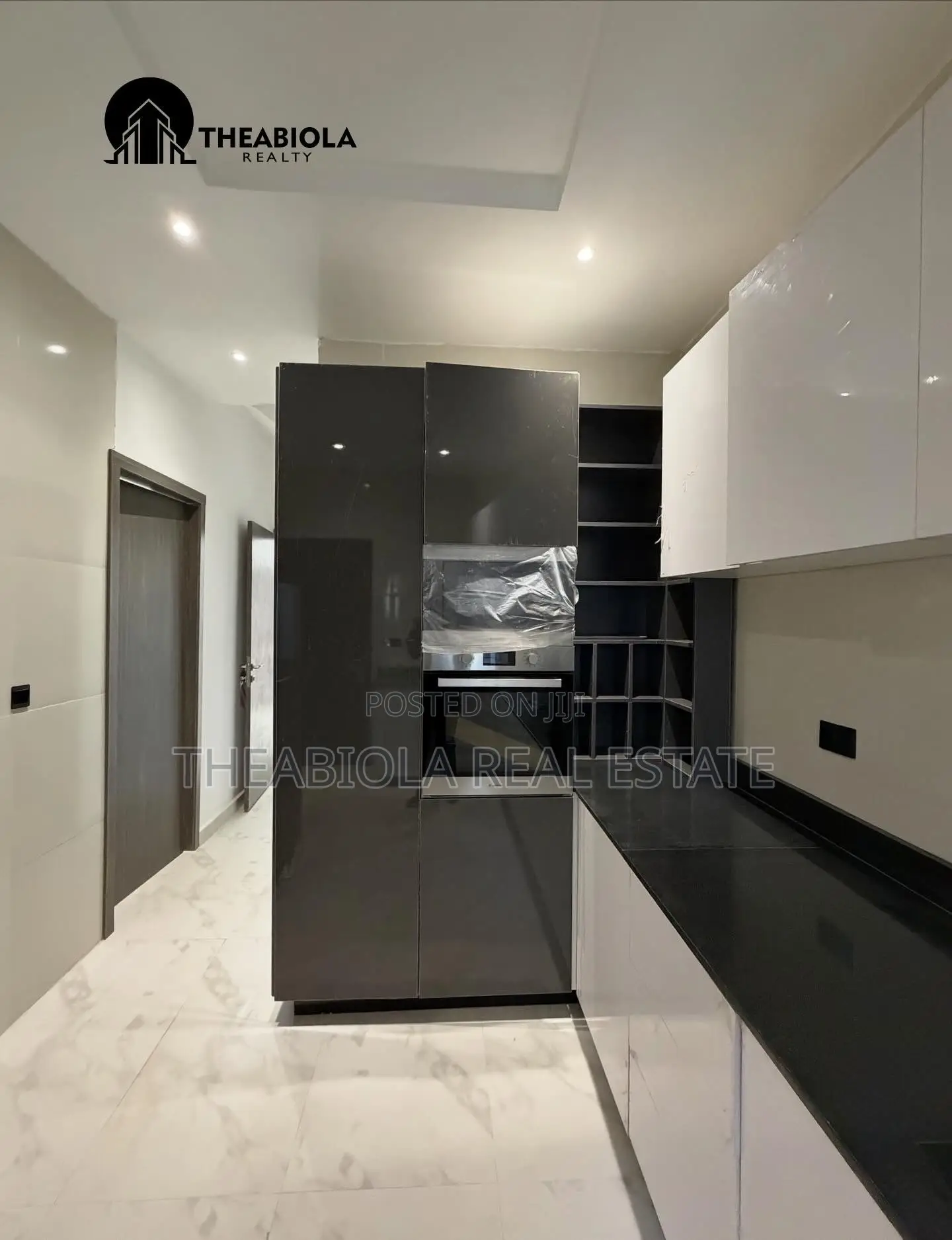 5bdrm Townhouse/Terrace in Guzape, Abuja for sale