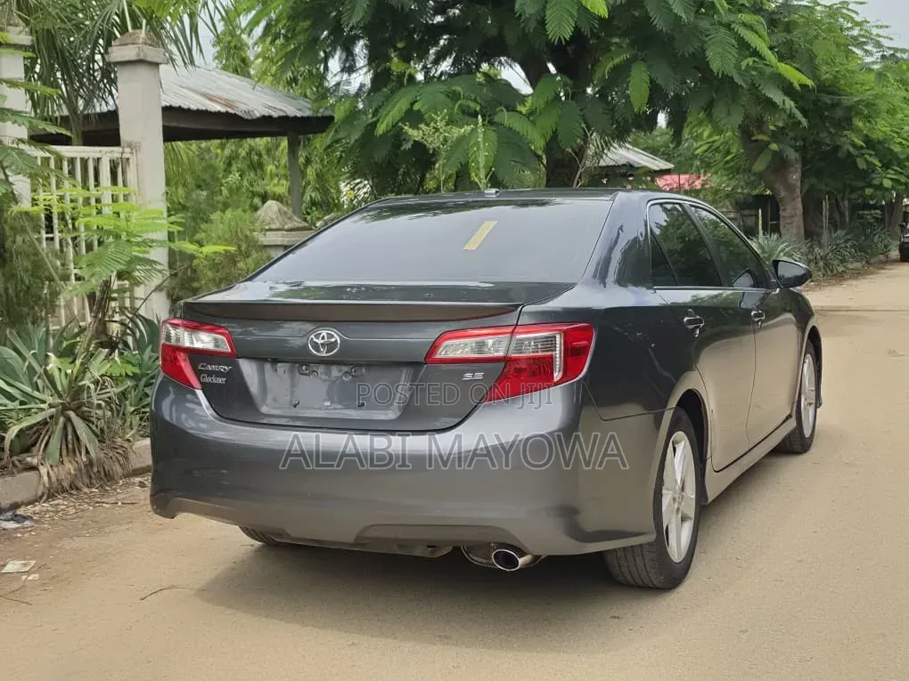 Toyota Camry SE 4dr Sedan (2.5L 4cyl 6A) 2013 Gray