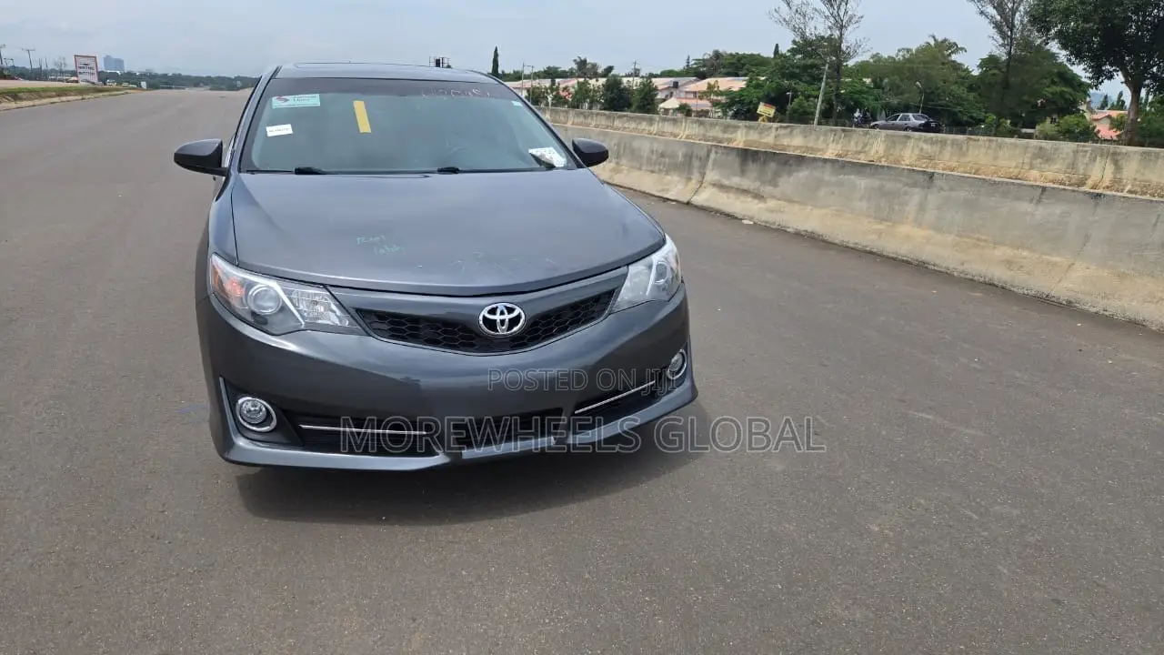 Toyota Camry SE 4dr Sedan (2.5L 4cyl 6A) 2014 Gray