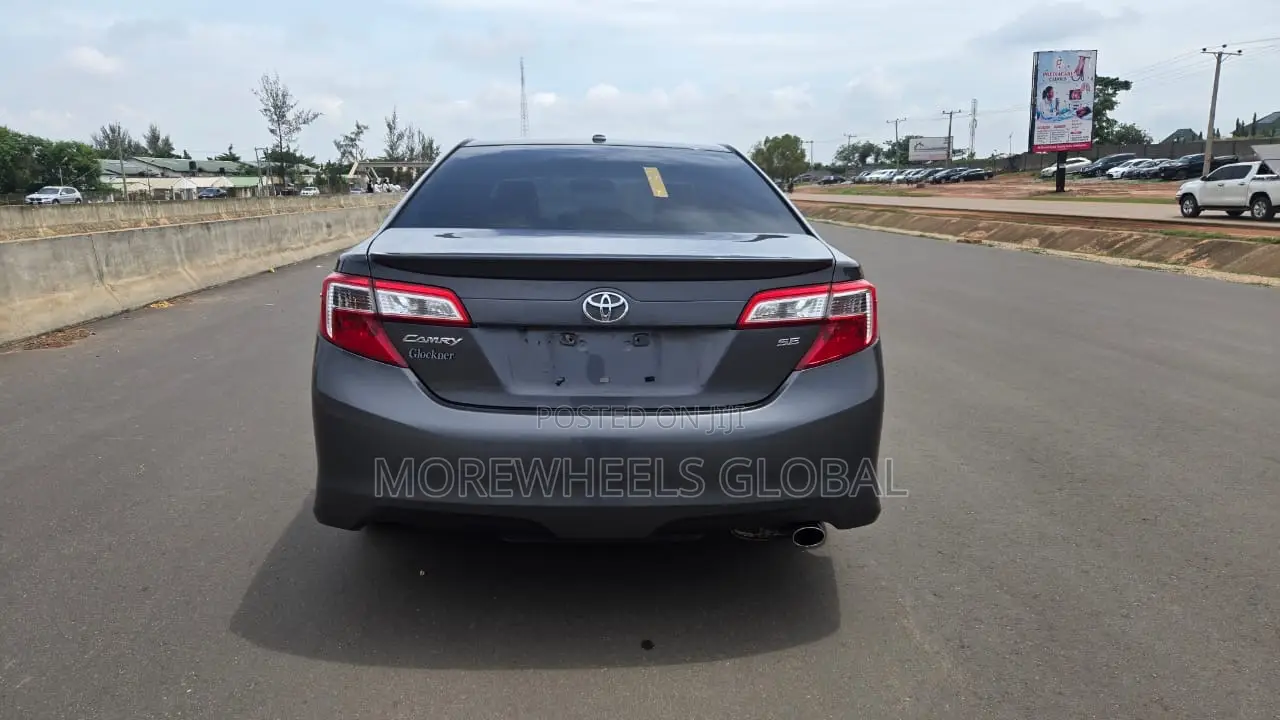 Toyota Camry SE 4dr Sedan (2.5L 4cyl 6A) 2014 Gray