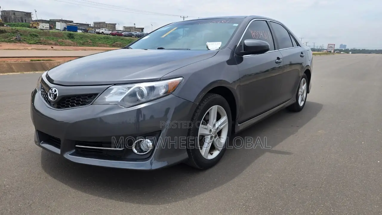 Toyota Camry SE 4dr Sedan (2.5L 4cyl 6A) 2014 Gray