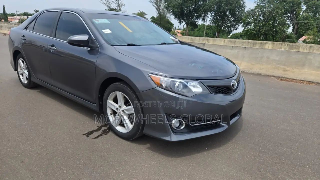 Toyota Camry SE 4dr Sedan (2.5L 4cyl 6A) 2014 Gray
