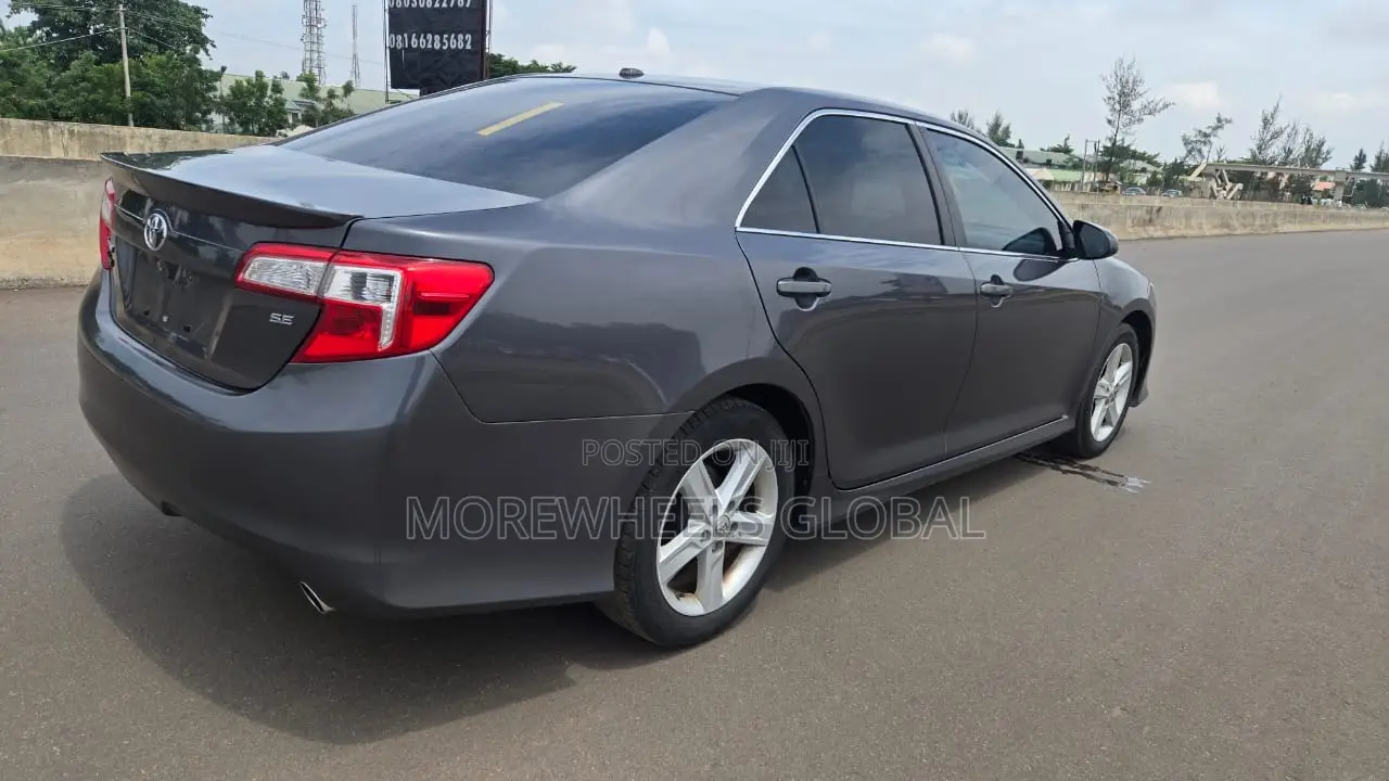 Toyota Camry SE 4dr Sedan (2.5L 4cyl 6A) 2014 Gray