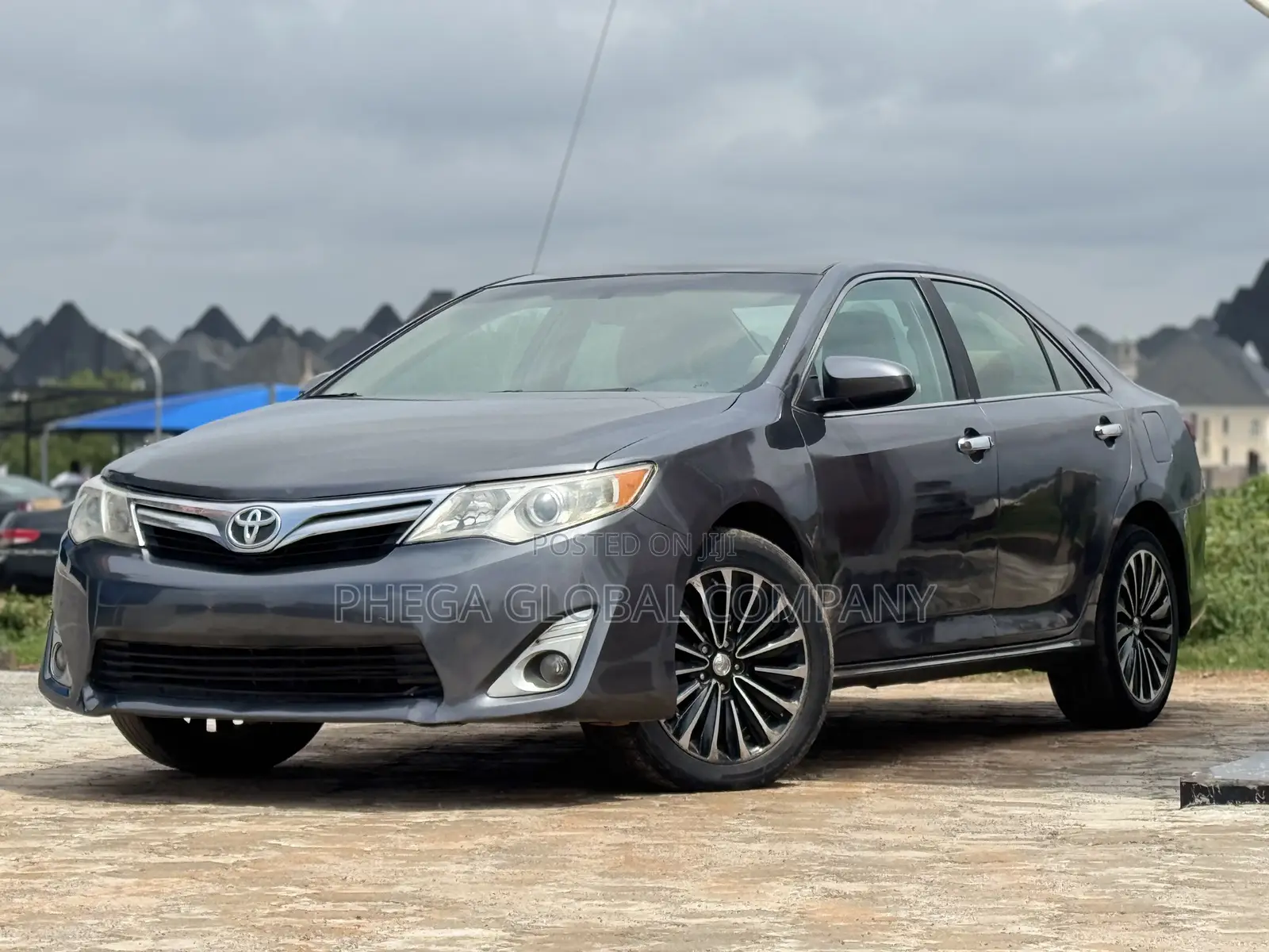 Toyota Camry XLE 4dr Sedan (2.5L 4cyl 6A) 2013 Gray