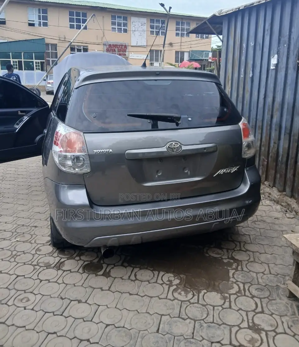 Toyota Matrix Hatchback FWD (1.8L 4cyl 5M) 2005 Gray