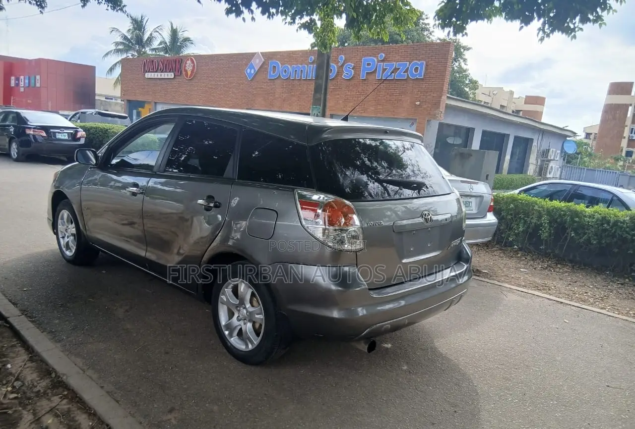 Toyota Matrix Hatchback FWD (1.8L 4cyl 5M) 2005 Gray