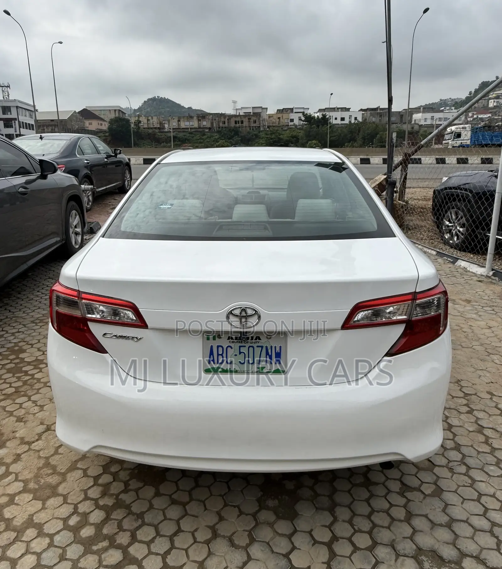 Toyota Camry SE 4dr Sedan (2.5L 4cyl 6A) 2013 White