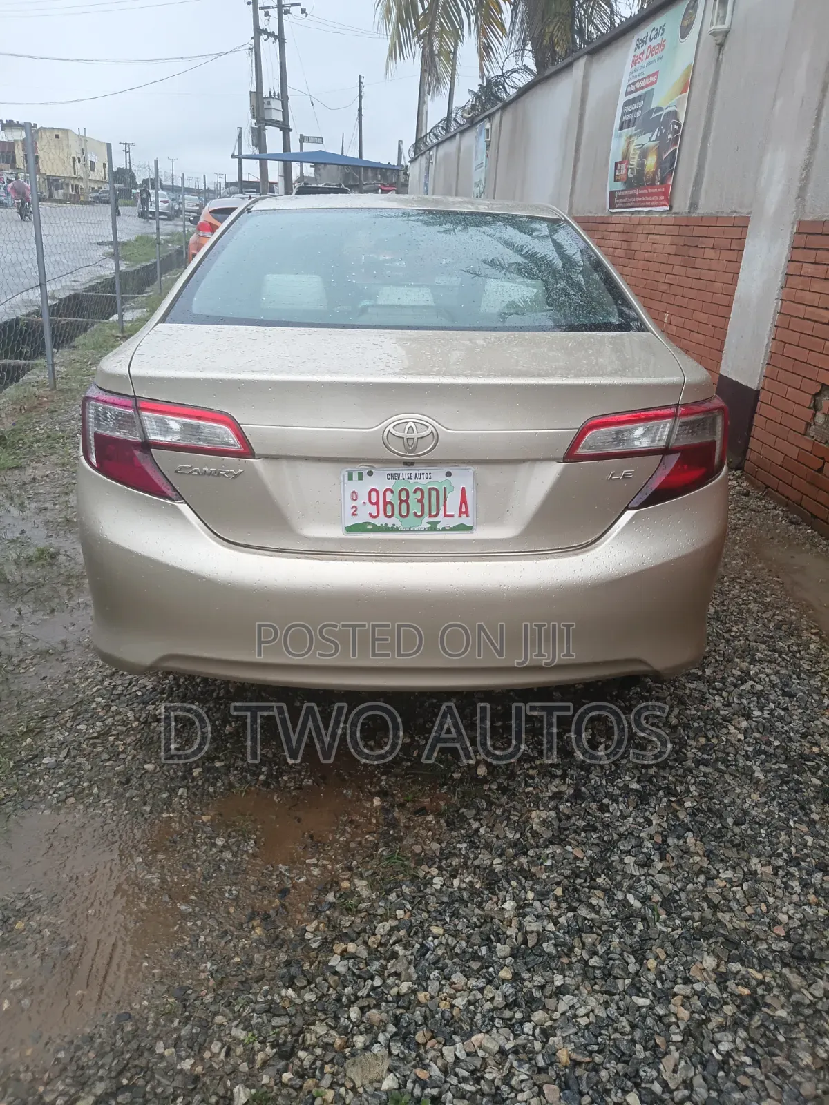 Toyota Camry LE 4dr Sedan (2.5L 4cyl 6A) 2012 Gold