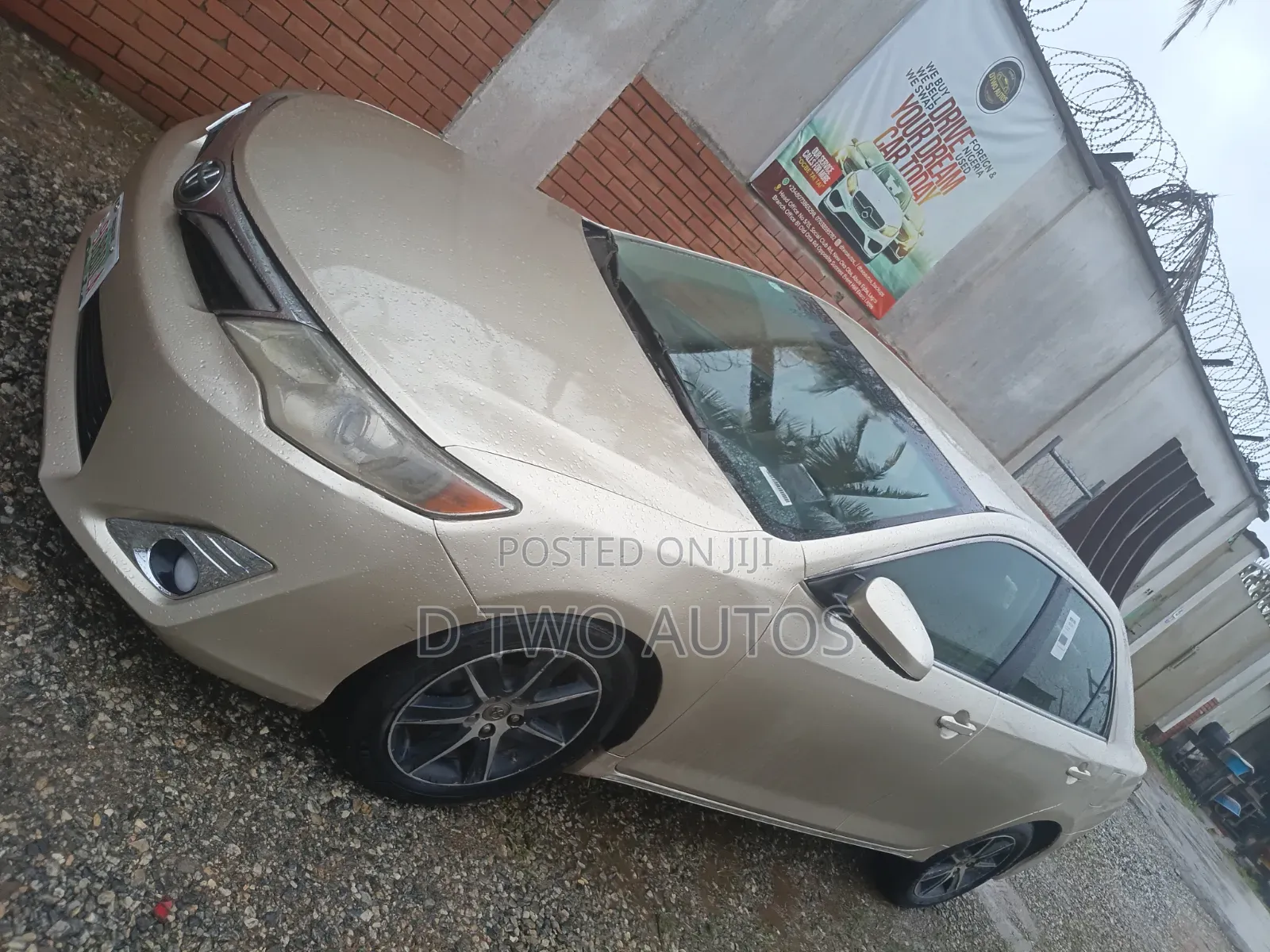 Toyota Camry LE 4dr Sedan (2.5L 4cyl 6A) 2012 Gold