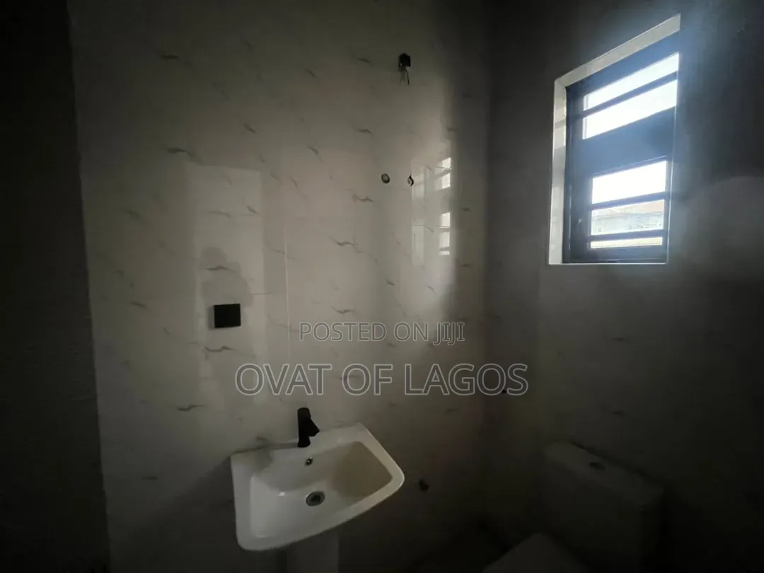 2bdrm Apartment in Lekki Scheme 2 for sale