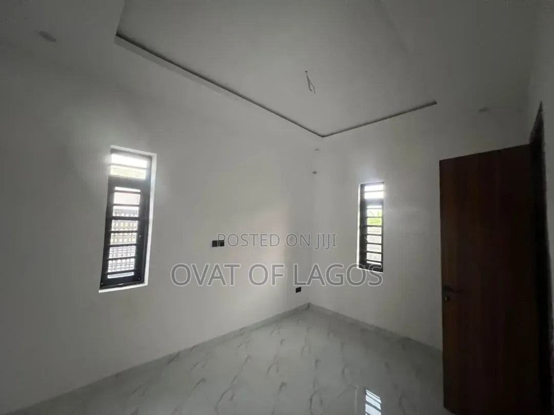 2bdrm Apartment in Lekki Scheme 2 for sale