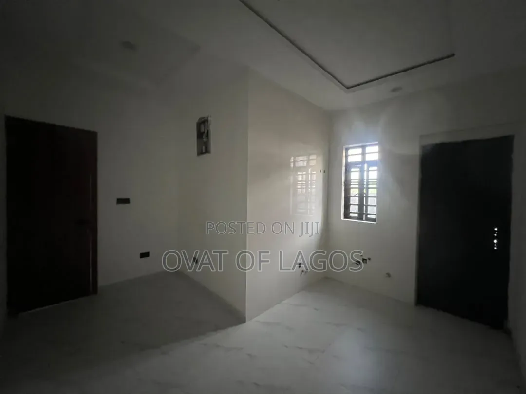 2bdrm Apartment in Lekki Scheme 2 for sale