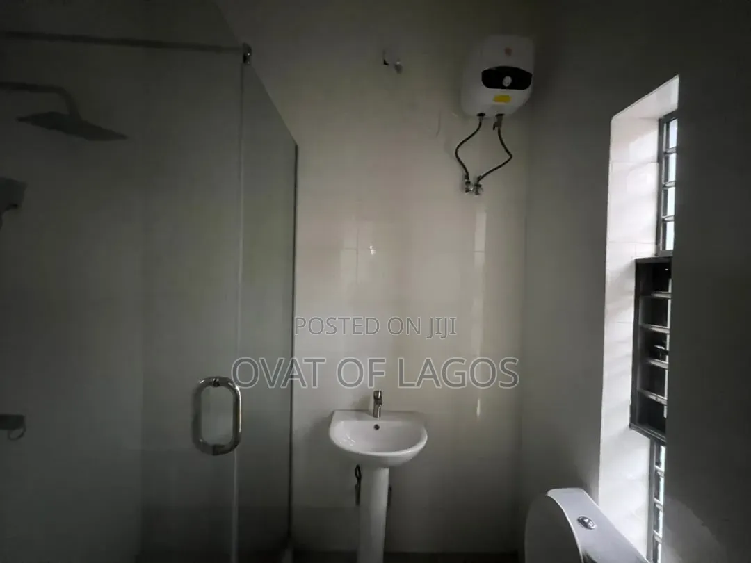2bdrm Apartment in Lekki Scheme 2 for sale