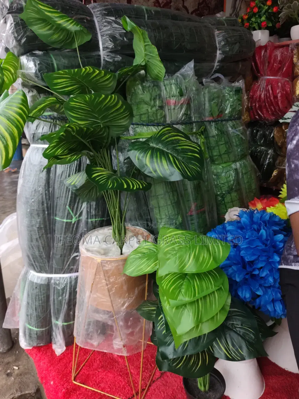 Artificial Flowers and Vase Set Available in Bulk.