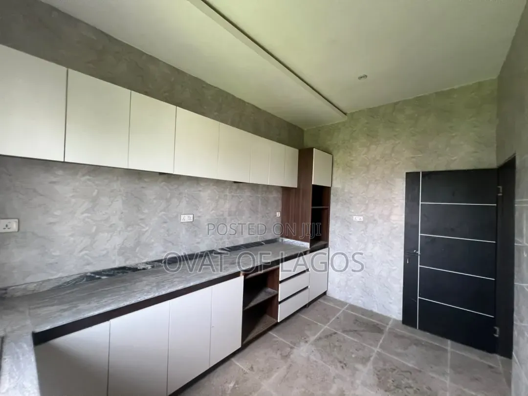 3bdrm Apartment in Lekki Scheme 2 for sale