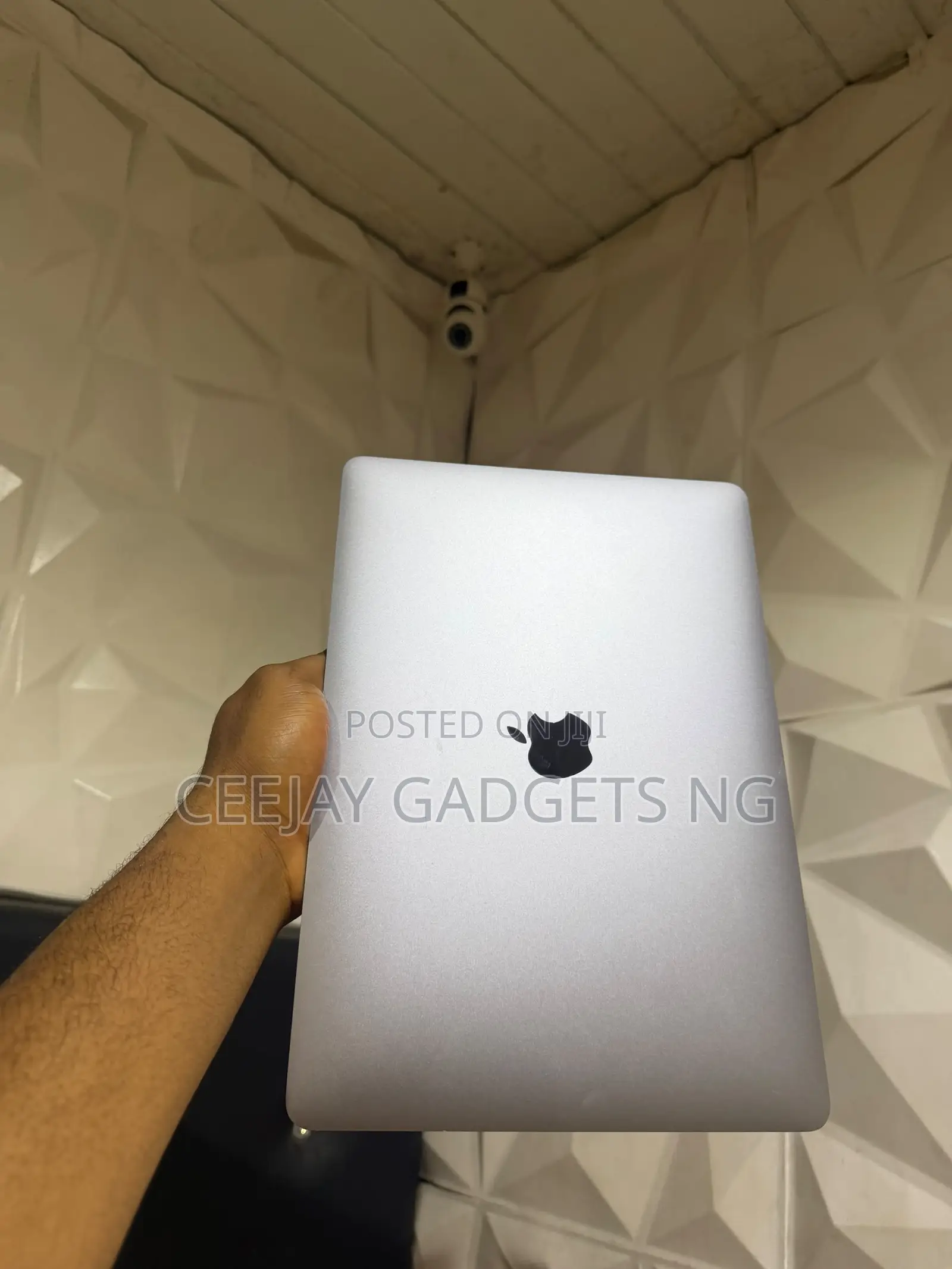 Laptop Apple MacBook Pro 2022 M2 16GB Apple M2 SSD 512GB