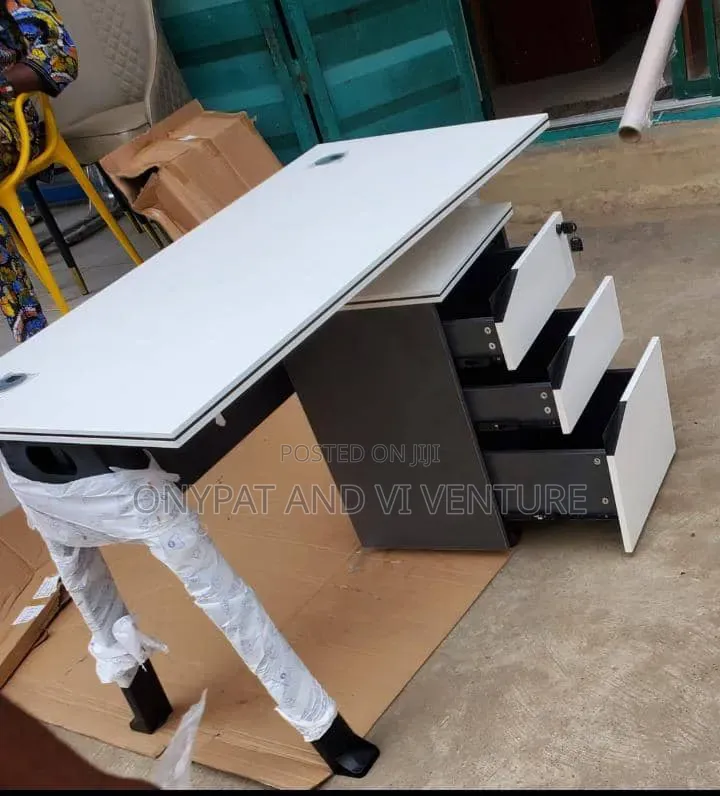 Quality Executive Office Table With Drawers