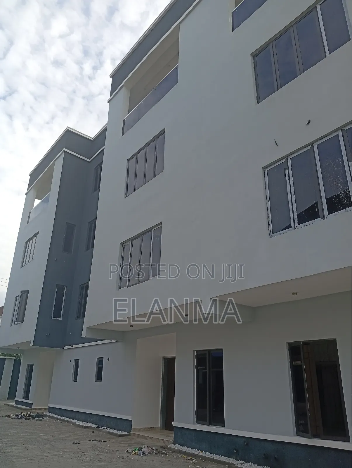 5bdrm Duplex in Jahi for sale
