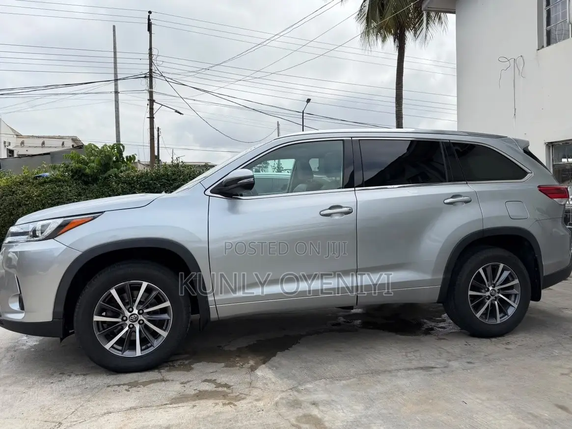 Toyota Highlander XLE 4x2 V6 (3.5L 6cyl 8A) 2018 Silver