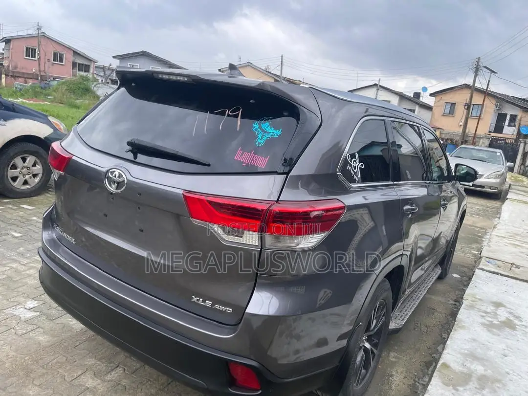 Toyota Highlander XLE V6 4x2 (3.5L 6cyl 6A) 2016 Gray