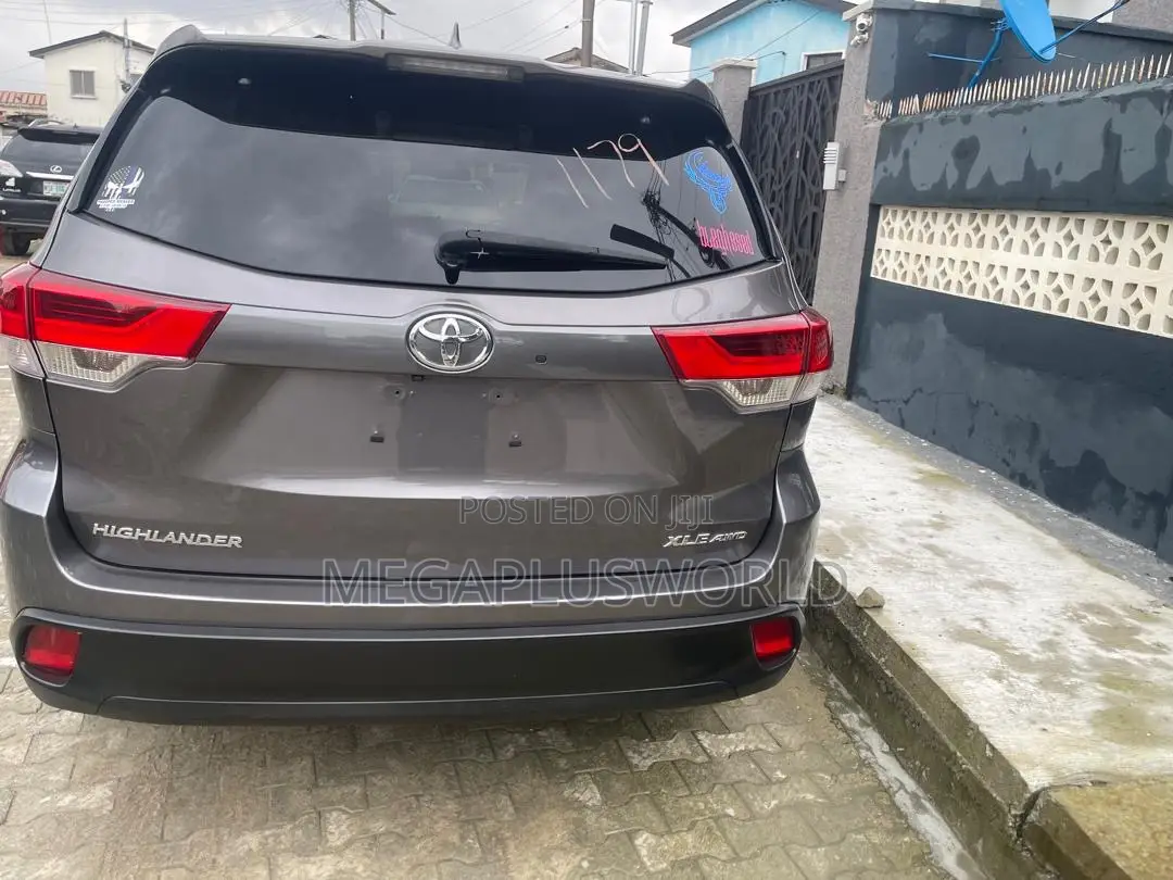 Toyota Highlander XLE V6 4x2 (3.5L 6cyl 6A) 2016 Gray