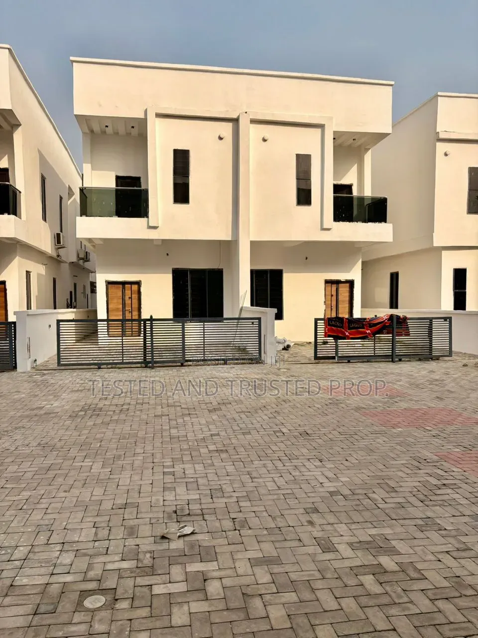 4bdrm Duplex in Orchid Road, Chevron for sale